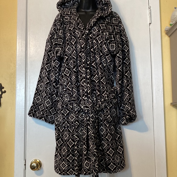 Vera Bradley Black and White Graphic Geometric Hooded Ultra Soft Fleece Robe - Picture 3 of 9